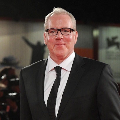 ARCHIV - 30.08.2013, Italien, Venedig: US-Schriftsteller Bret Easton Ellis kommt zur Aufführung von "The Canyons" beim 70. Filmfestival von Venedig. In seinem neuen Roman »Weiß« verbindet Bret Easton Ellis autobiografische Erlebnisse mit schonungslosen Beobachtungen und Erfahrungen, die er mit der amerikanischen Gesellschaft in den letzten Jahren gemacht hat. Foto: Ettore Ferrari/ANSA/dpa +++ dpa-Bildfunk +++