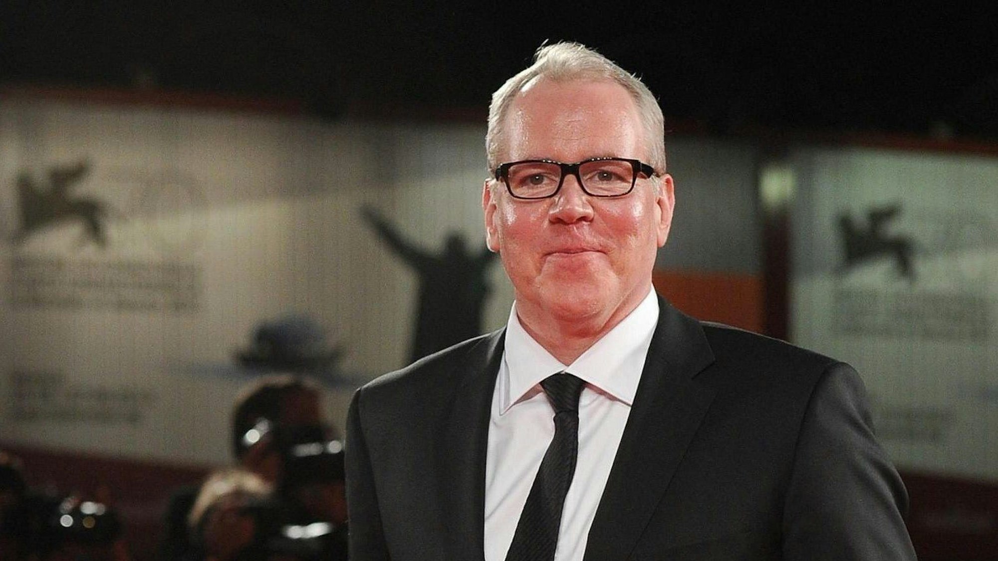 ARCHIV - 30.08.2013, Italien, Venedig: US-Schriftsteller Bret Easton Ellis kommt zur Aufführung von "The Canyons" beim 70. Filmfestival von Venedig. In seinem neuen Roman »Weiß« verbindet Bret Easton Ellis autobiografische Erlebnisse mit schonungslosen Beobachtungen und Erfahrungen, die er mit der amerikanischen Gesellschaft in den letzten Jahren gemacht hat. Foto: Ettore Ferrari/ANSA/dpa +++ dpa-Bildfunk +++