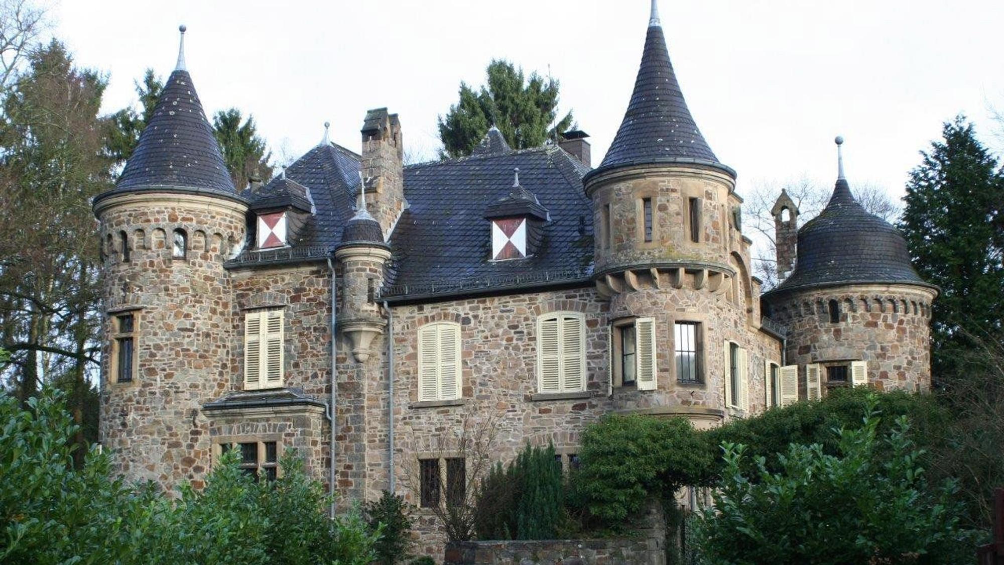 Außenansicht der Burg Dattenfeld.