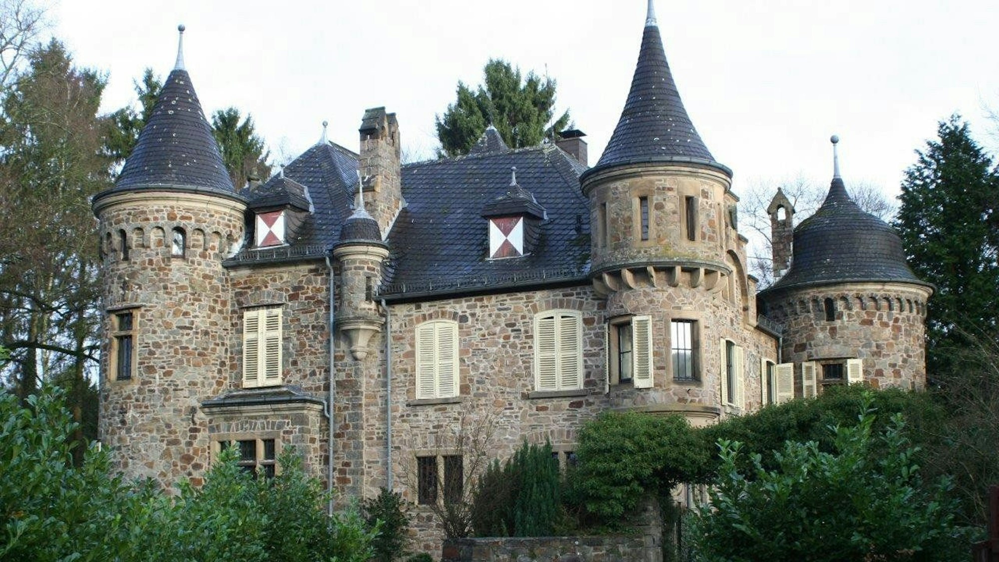 Außenansicht der Burg Dattenfeld.