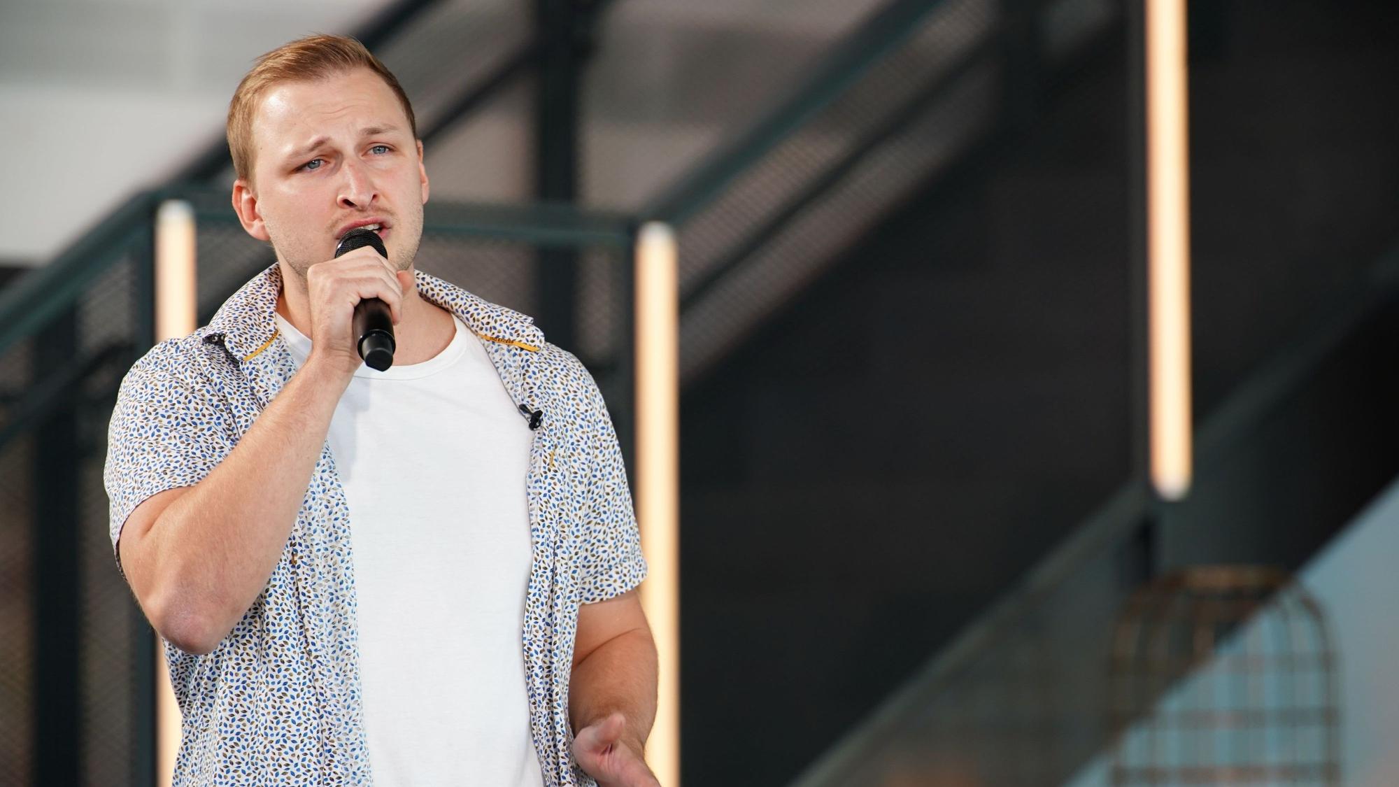 Das Foto zeigt David Leischik beim Casting. Mittlerweile durfte er bei DSDS auf Mallorca und in Thailand sein Können unter Beweis stellen.