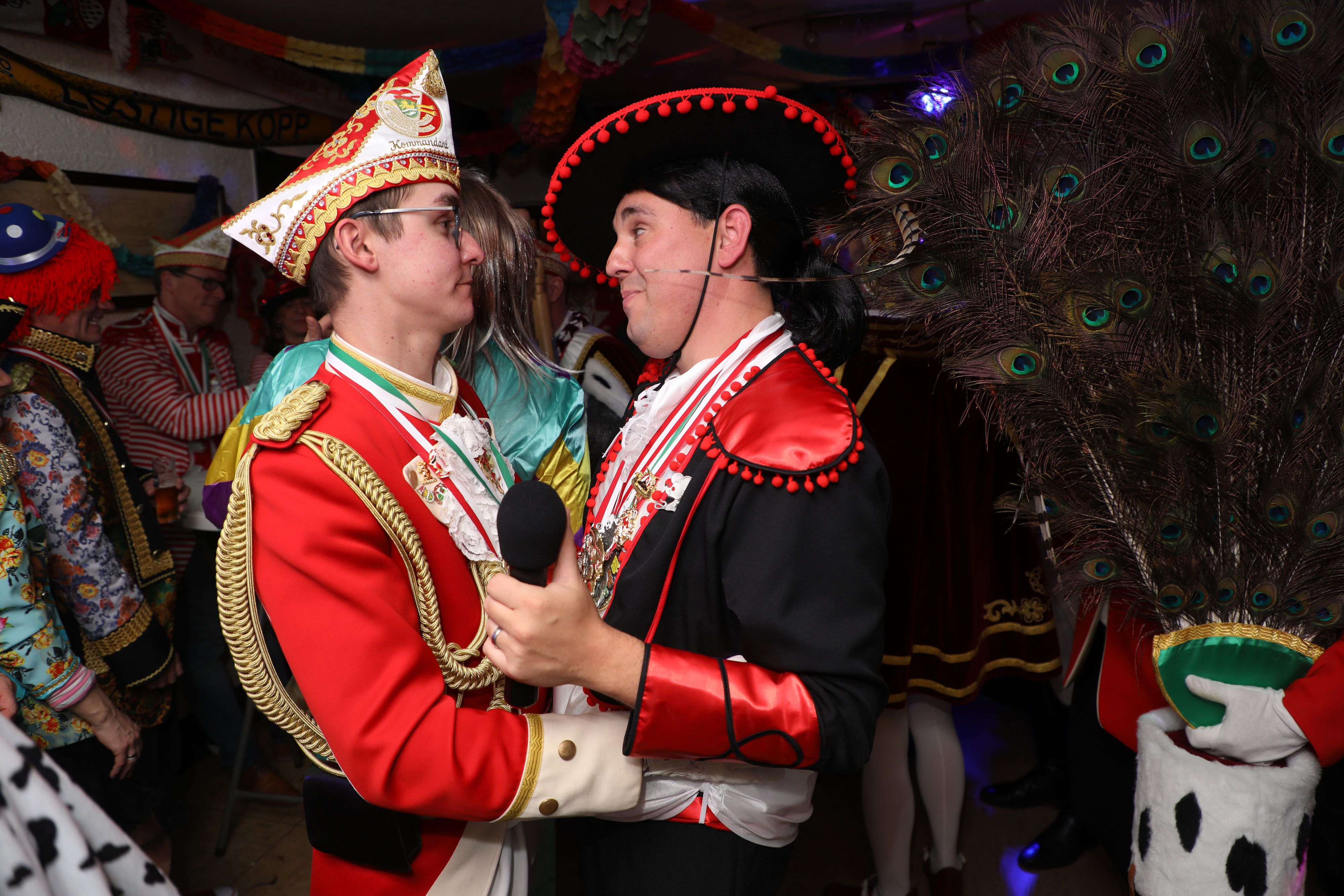 Prinzengarde-Kommandant Marco Wasserberg nimmt Ex-Prinz Philipp I. (Schäfer) in den Arm.