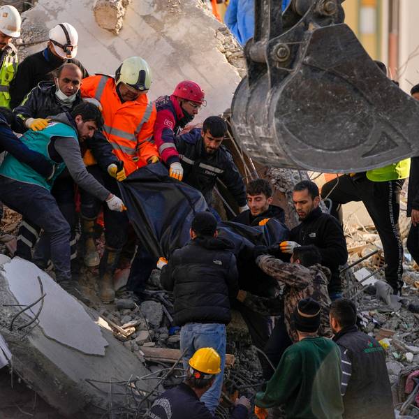 07.02.2023, Türkei, Adana: Mitglieder eines Rettungsteams tragen den Körper einer Person, die in den Trümmern eines zerstörten Gebäudes gefunden wurde. Rettungskräfte suchen weiterhin nach Überlebenden in den Trümmern tausender Gebäude, die durch ein starkes Erdbeben und mehrere Nachbeben, die die Osttürkei und das benachbarte Syrien erschütterten, eingestürzt waren.