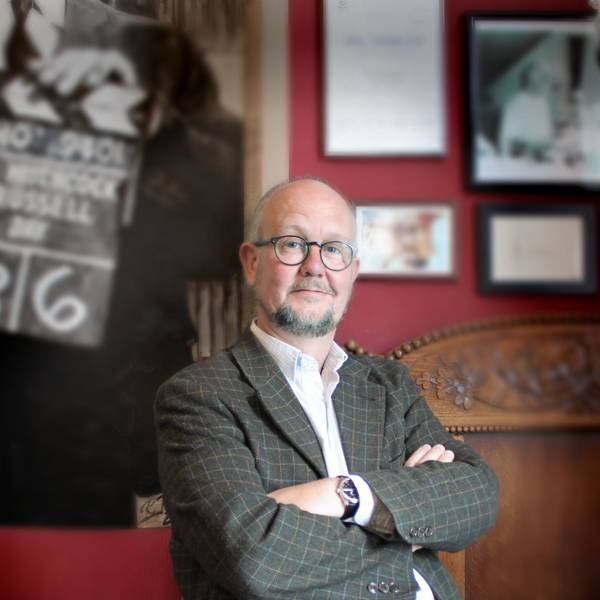 Krimiautor und Verleger Ralf Kramp in seinem "Café Sherlock" in Hillesheim.