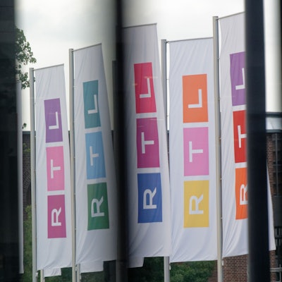Fahnen des Fernsehsenders RTL stehen auf dem Platz vor dem Firmengebäude.