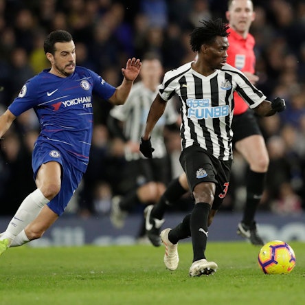 Christian Atsu dribbelt mit dem Ball.