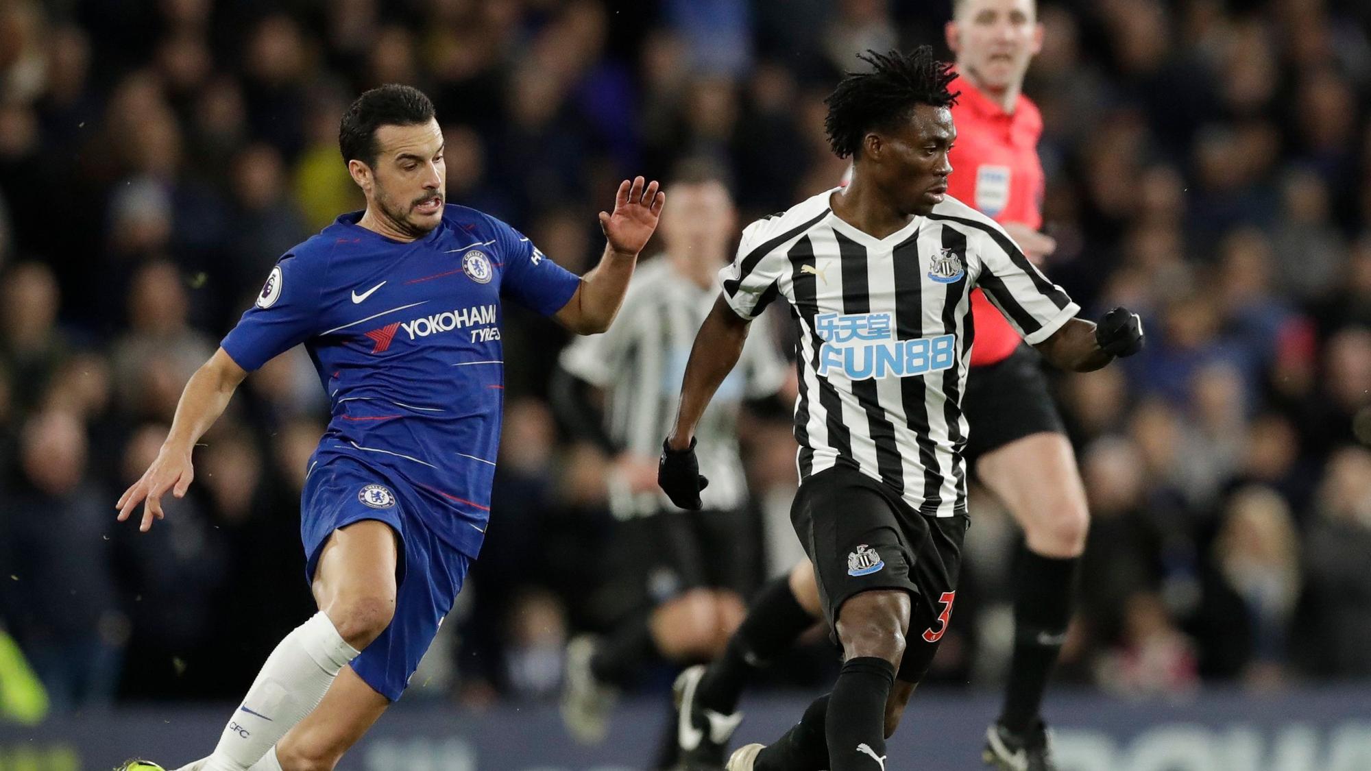 Christian Atsu dribbelt mit dem Ball.