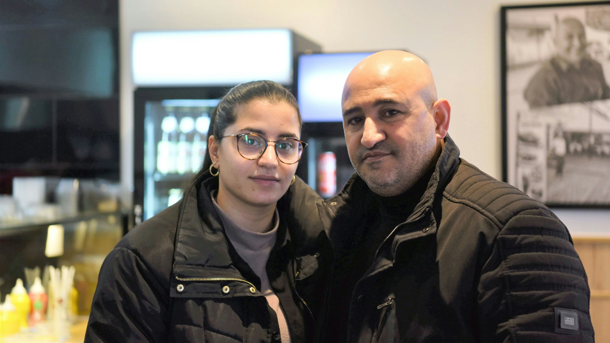 Pelin (25) und Cafer Kasari (52) sammeln Geld für die Betroffenen der Erdbebenkatastrophe in Pazarcik.