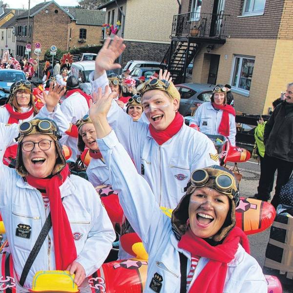 Beste Stimmung beim Zug in Bornheim-Merten. Die Piloten der Karnevalsfreunde Merten hatten einen Heidenspaß. Foto: Klose