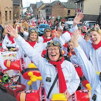 Beste Stimmung beim Zug in Bornheim-Merten. Die Piloten der Karnevalsfreunde Merten hatten einen Heidenspaß. Foto: Klose