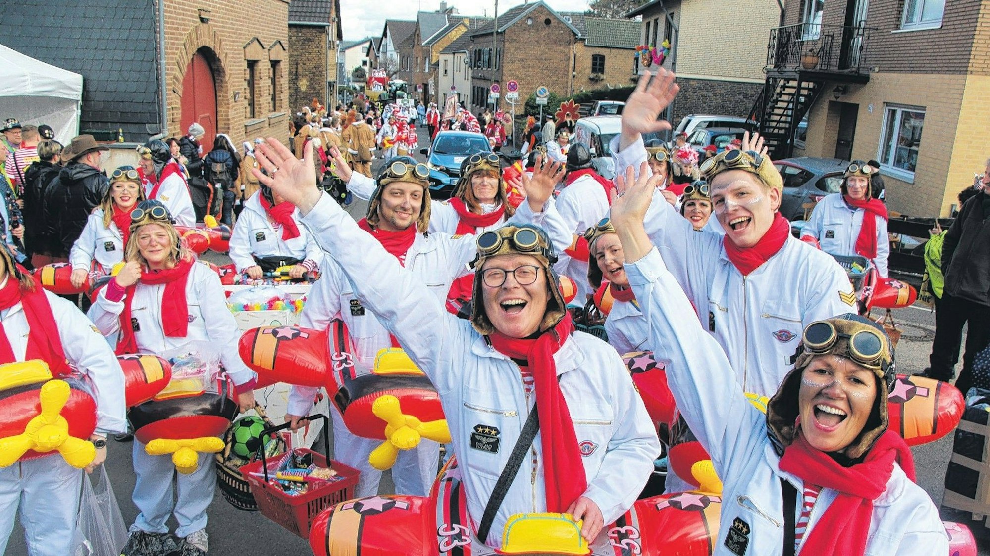 Beste Stimmung beim Zug in Bornheim-Merten. Die Piloten der Karnevalsfreunde Merten hatten einen Heidenspaß. Foto: Klose