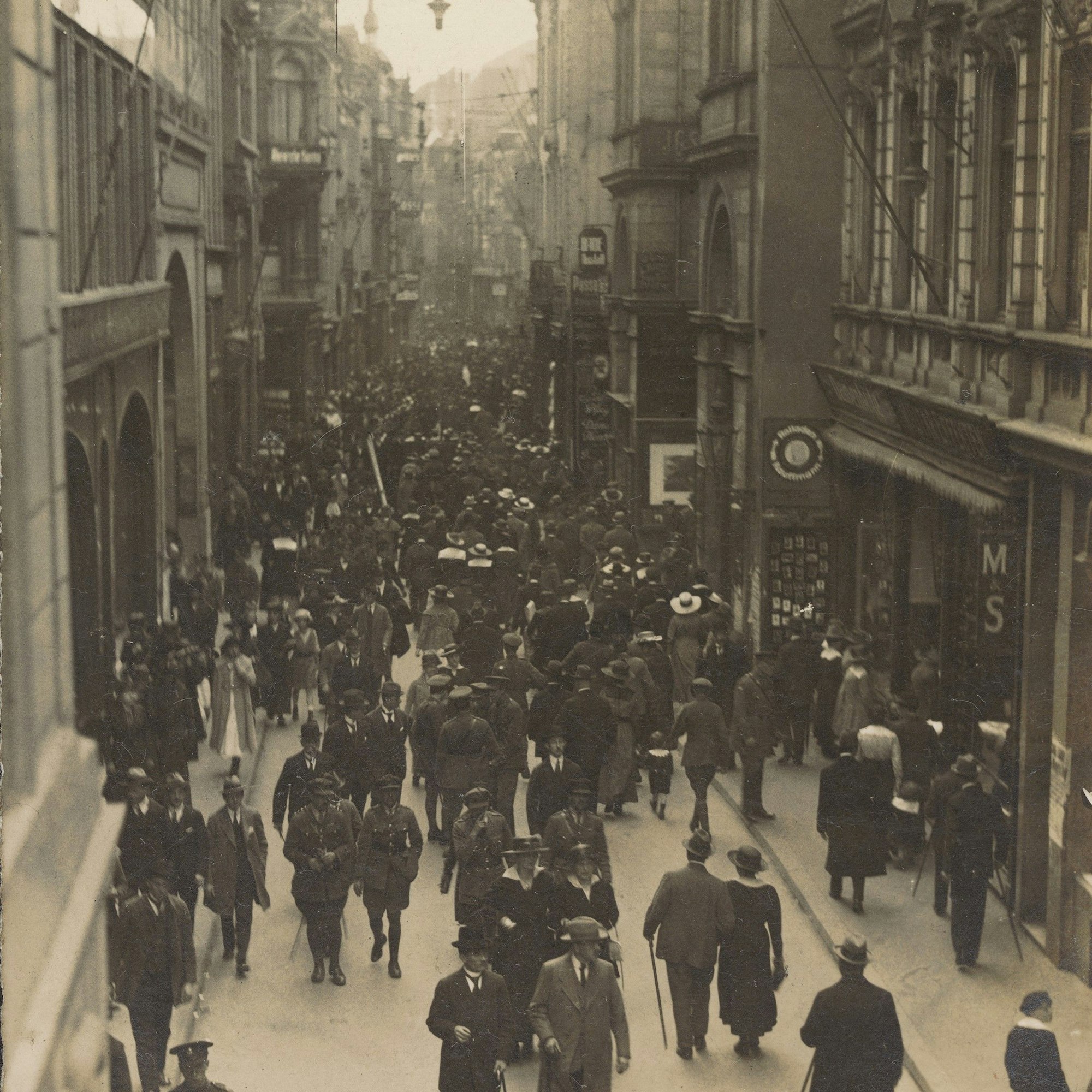 Das Wirtschaftsleben nahm in den 1920 Jahren wieder Fahrt auf. Die Einkaufsmeilen waren gut besucht.