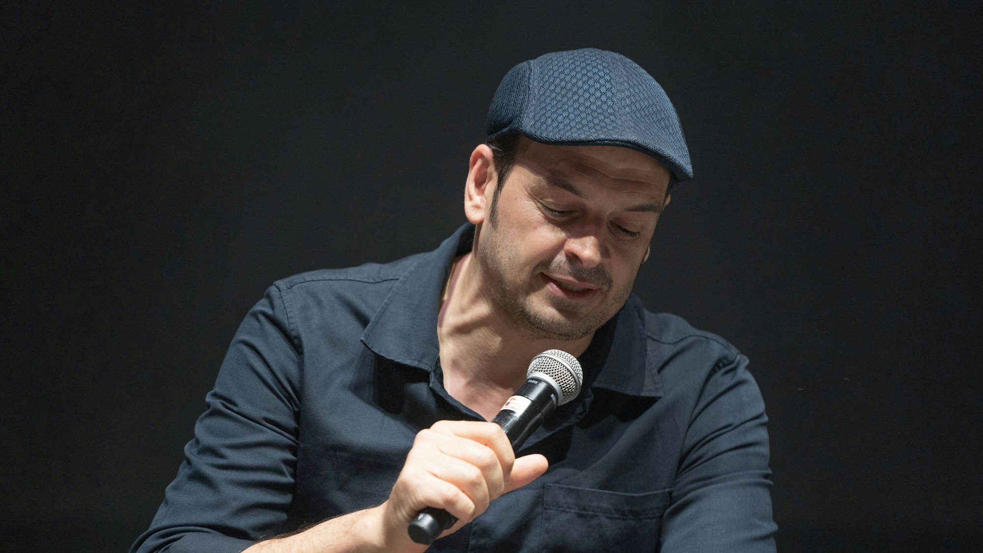 Kaya Yanar, hier auf dem Superbloom Festival im September 2022, berichtet von Angehörigen, die vom Erdbeben in der Türkei direkt betroffen sind. (Archivbild)