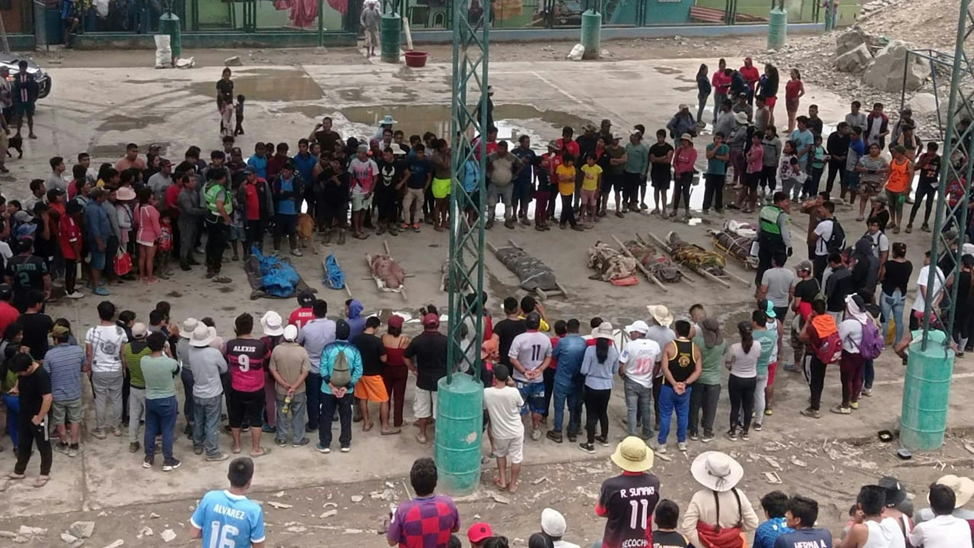 Anwohner stehen um die Leichen der Menschen, die bei den jüngsten Erdrutschen ums Leben kamen.