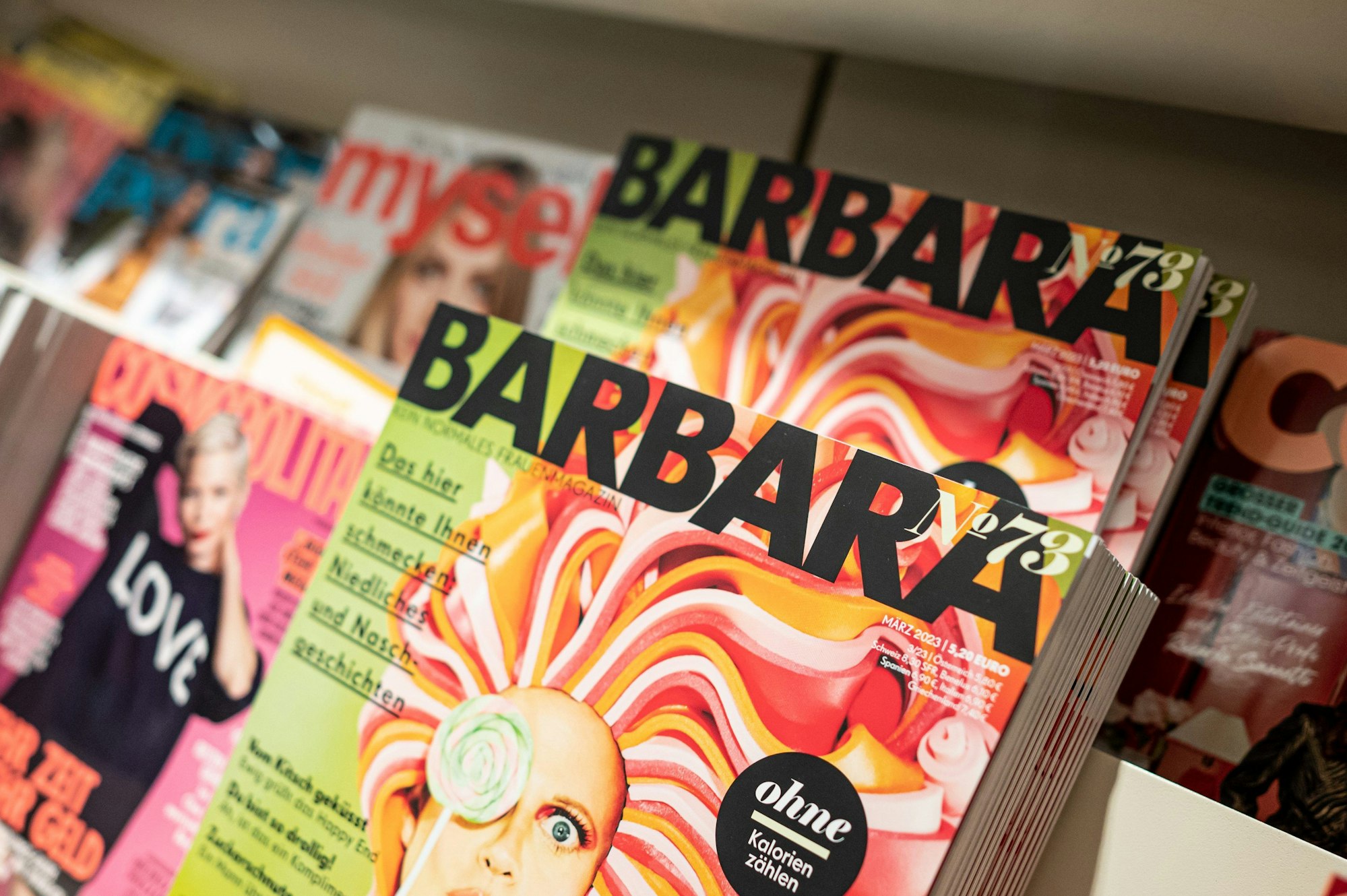 Die Zeitschrift ‚Barbara‘ liegt in einem Zeitschriftenständer in einem Geschäft.