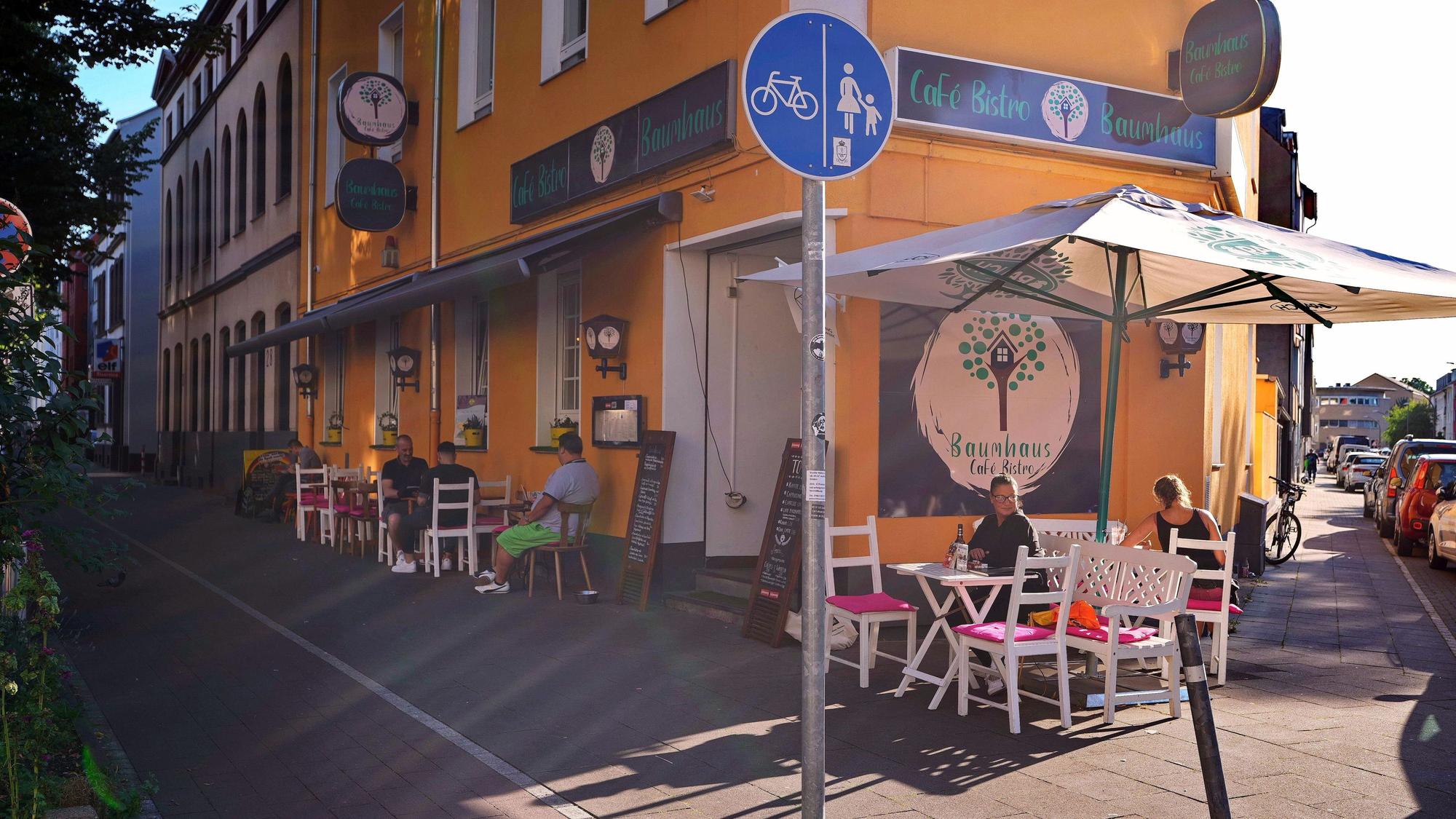 Das Café Baumhaus an der Brühler Straße.
