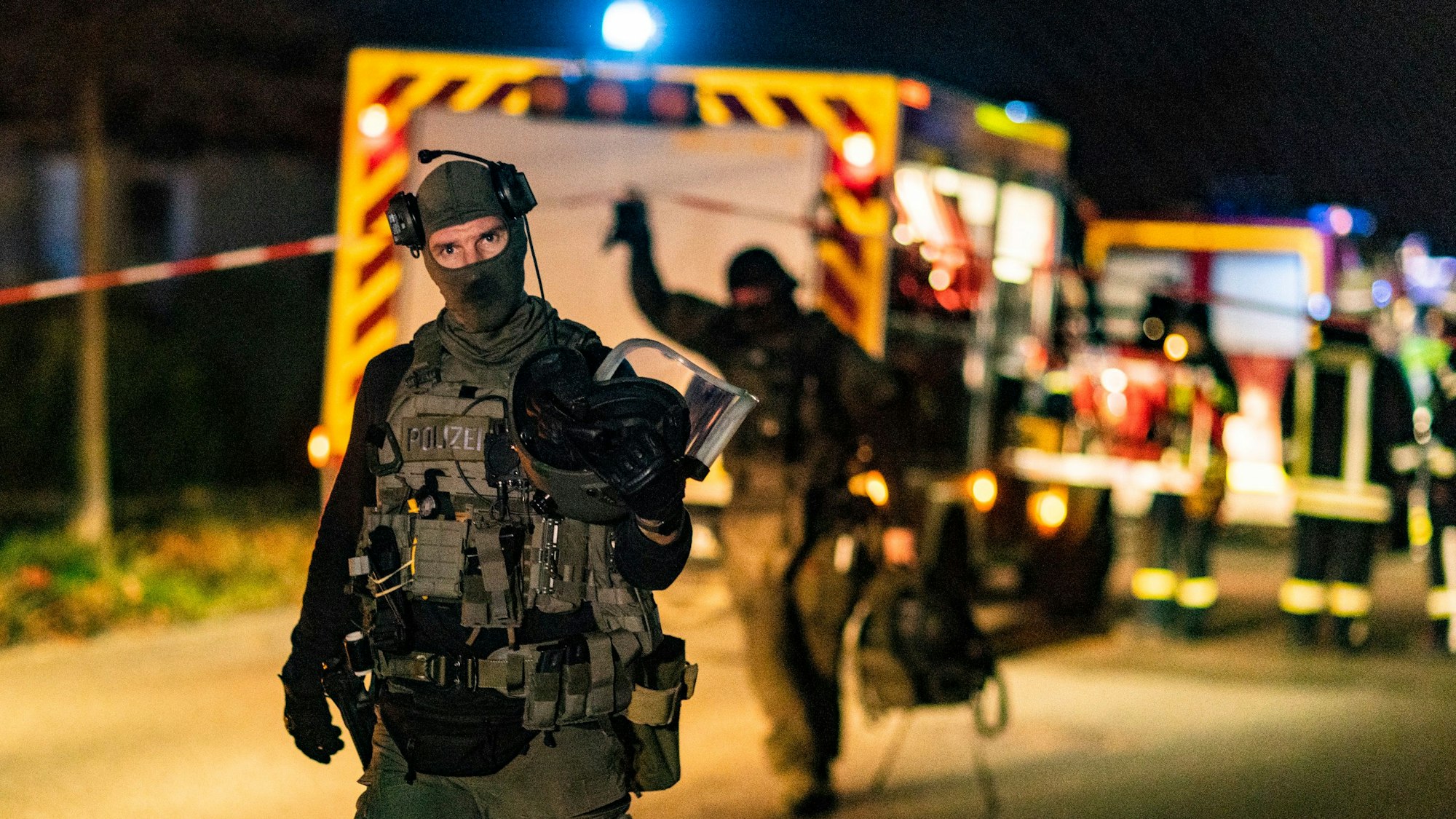 Spezialkräfte der Polizei arbeiteten in Odendorf mit der Swisttaler Feuerwehr zusammen.