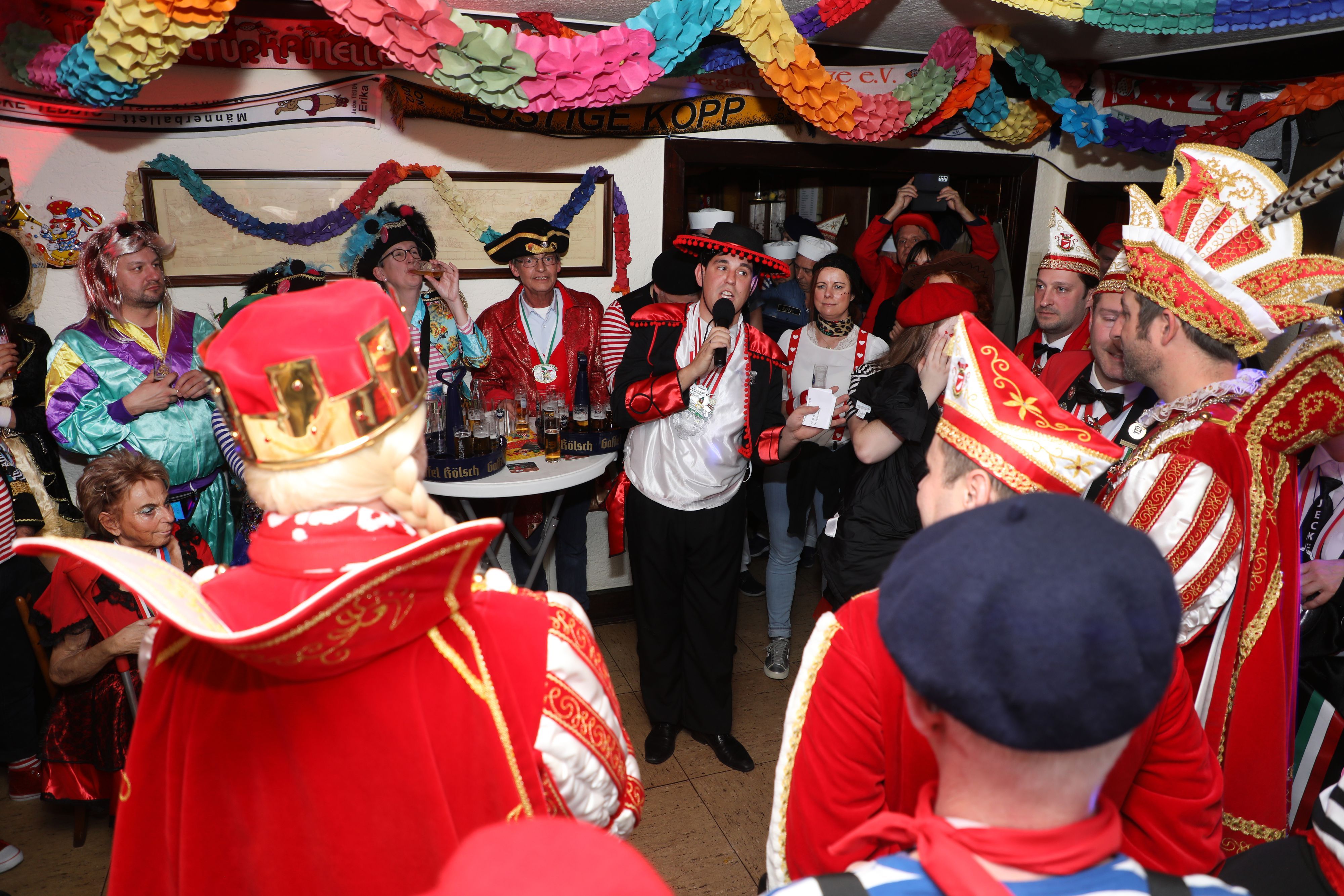 Ex-Prinz Philipp Schäfer moderiert im Spanierkostüm den Kostümball der IG Nussbaumer Karnevalsfreunde im Nussbaumer Hof.