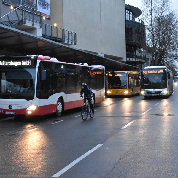 Bei Betrieben der Verkehrsbranche, wie Speditions- und Busunternehmen, kommt die Erholung noch nicht an.