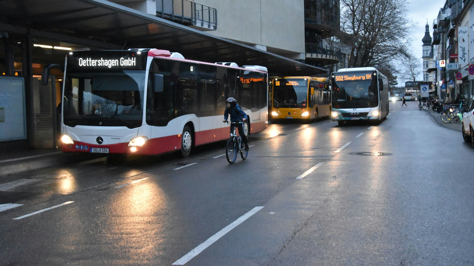 Busse fahren am Bahnhof Siegburg entlang.