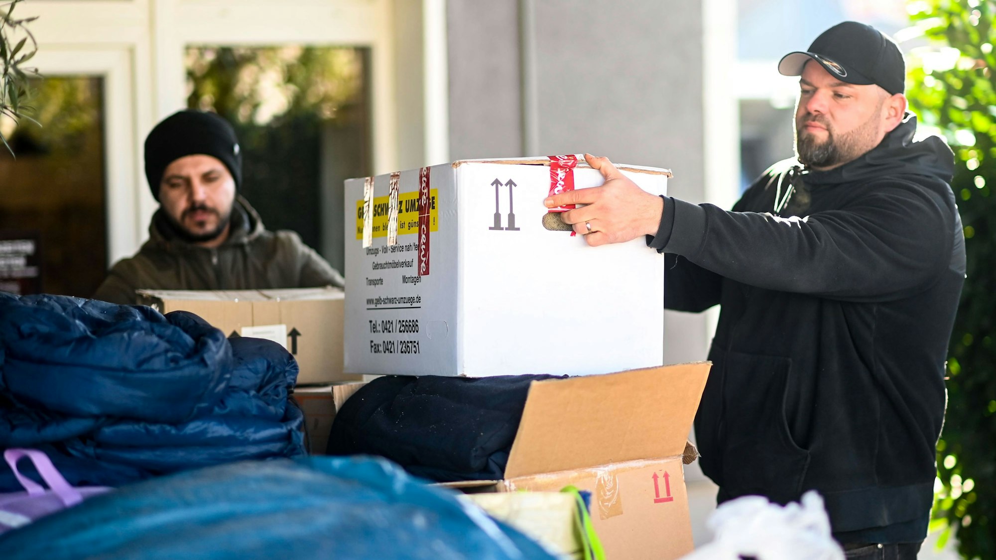 Michael Schulze stapelt in Zülpich Spenden aufeinander.