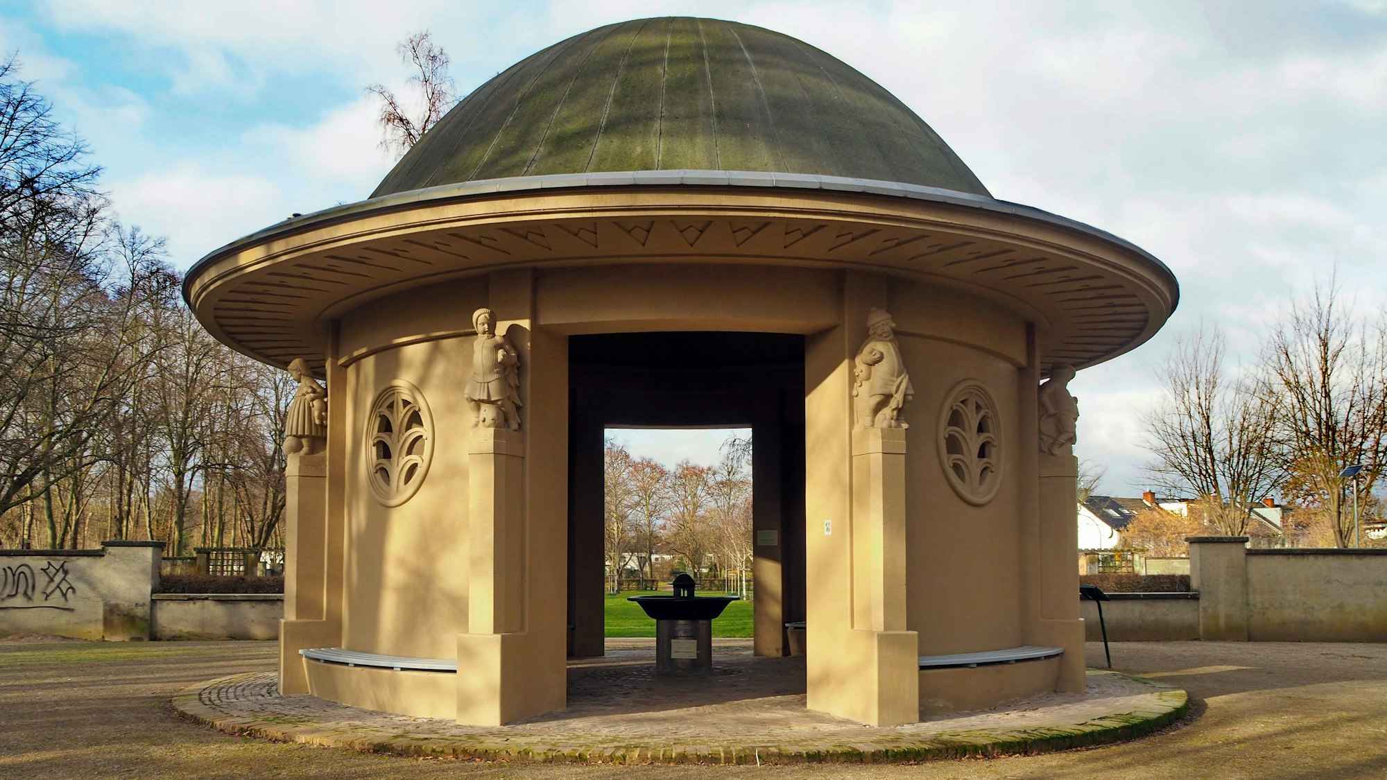 Der Brunnentempel im Fritz-Encke-Volkspark.