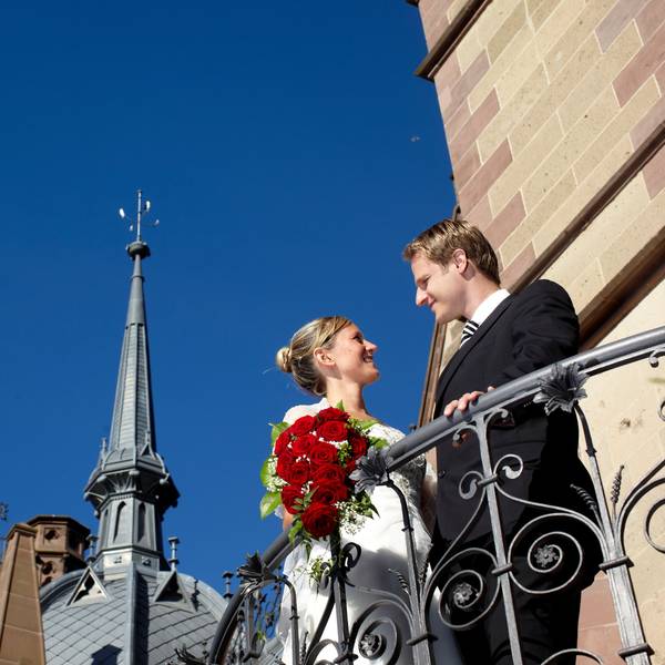 Ein Hochzeitspaar vor Schloss Drachenburg in Königswinter.
