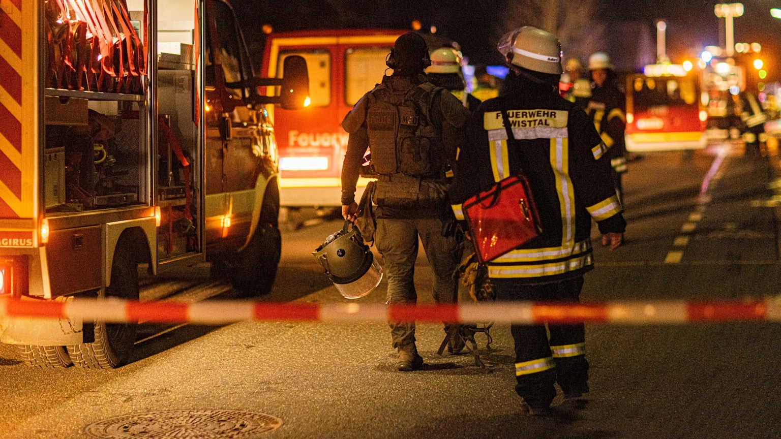 Gemeinsamer Einsatz von SEK und Feuerwehr auf dem Bendenweg in Swisttal-Odendorf.