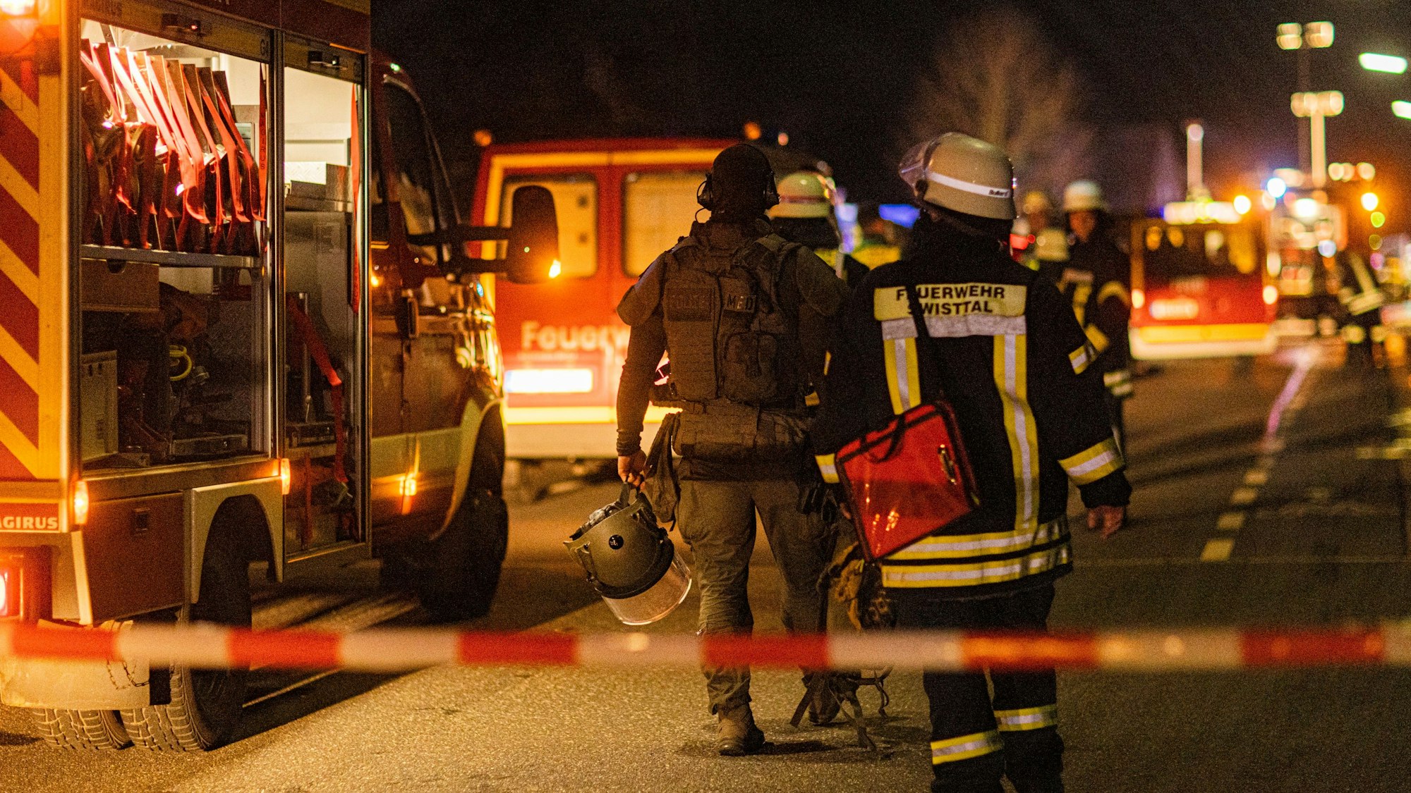 Gemeinsamer Einsatz von SEK und Feuerwehr auf dem Bendenweg in Swisttal-Odendorf.