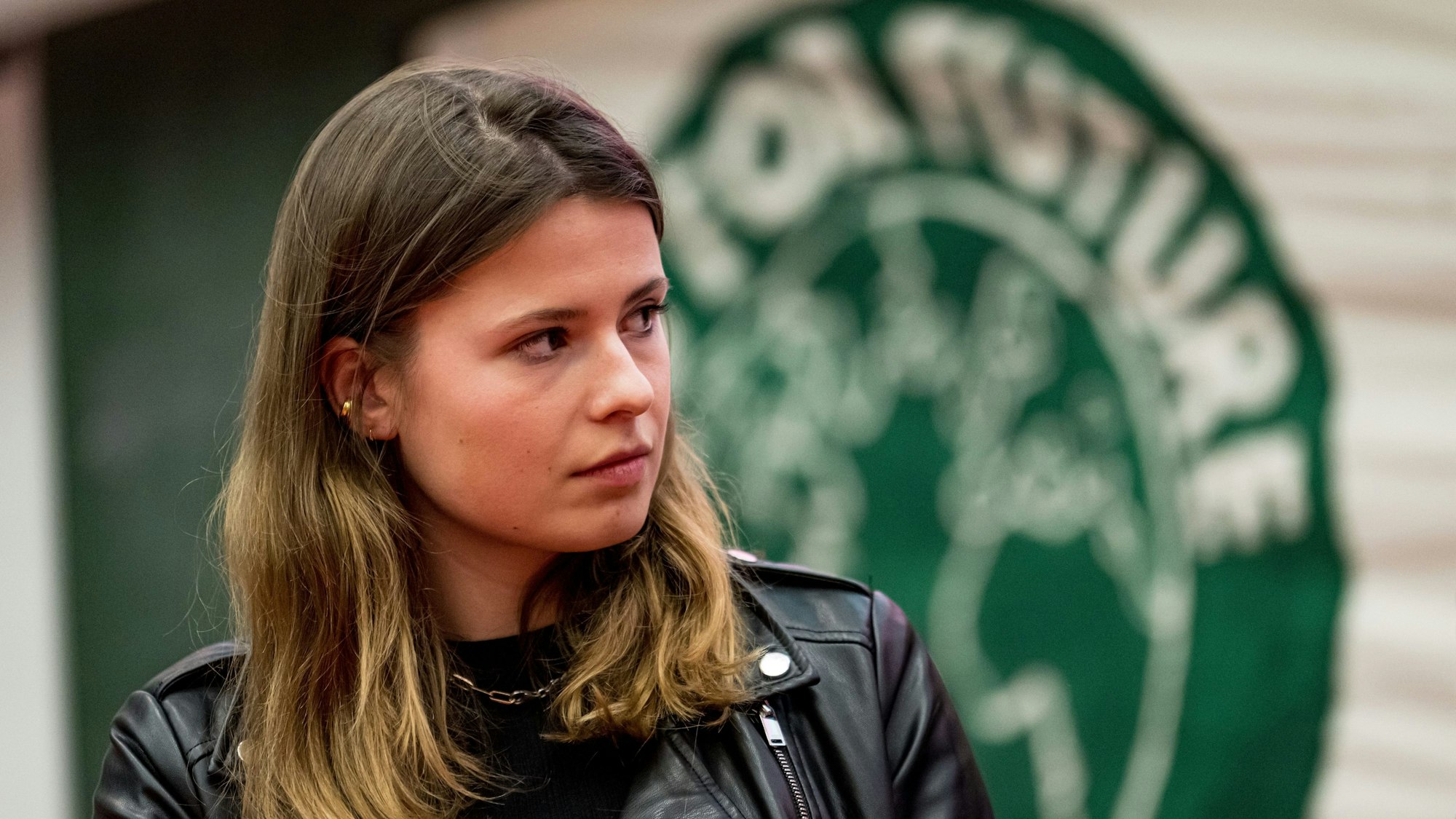 Luisa Neubauer, hier während einer Podiumsdiskussion von Fridays for Future unter dem Motto „#BerlinWillKlima“ setzt sich für ein klimaneutrales Berlin bis ein.