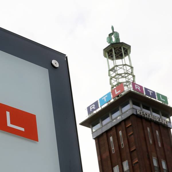 Ein Firmenschild von RTL Deutschland vor dem Sendezentrum des privaten Fernsehsenders in Köln