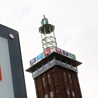 Ein Firmenschild von RTL Deutschland vor dem Sendezentrum des privaten Fernsehsenders in Köln