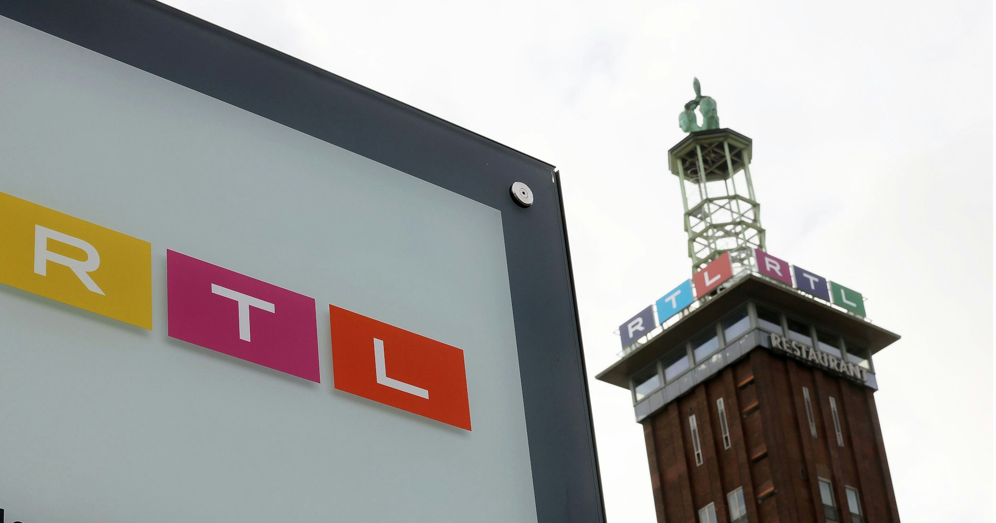 Ein Firmenschild von RTL Deutschland vor dem Sendezentrum des privaten Fernsehsenders in Köln