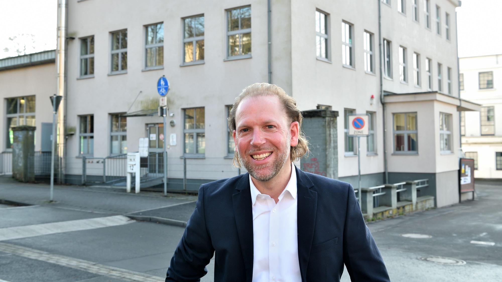 Ein Mann steht vor einem Jugendamt in Wipperfürth.