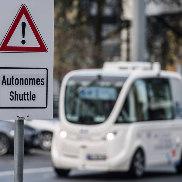 Ein Schild „Autonomes Shuttle“ weist auf dem Flughafen in Frankfurt am Main (Hessen) auf den Testbetrieb hin. Der Flughafenbetreiber Fraport testet selbstfahrende Shuttles auf dem Flughafen-Betriebsgelände.