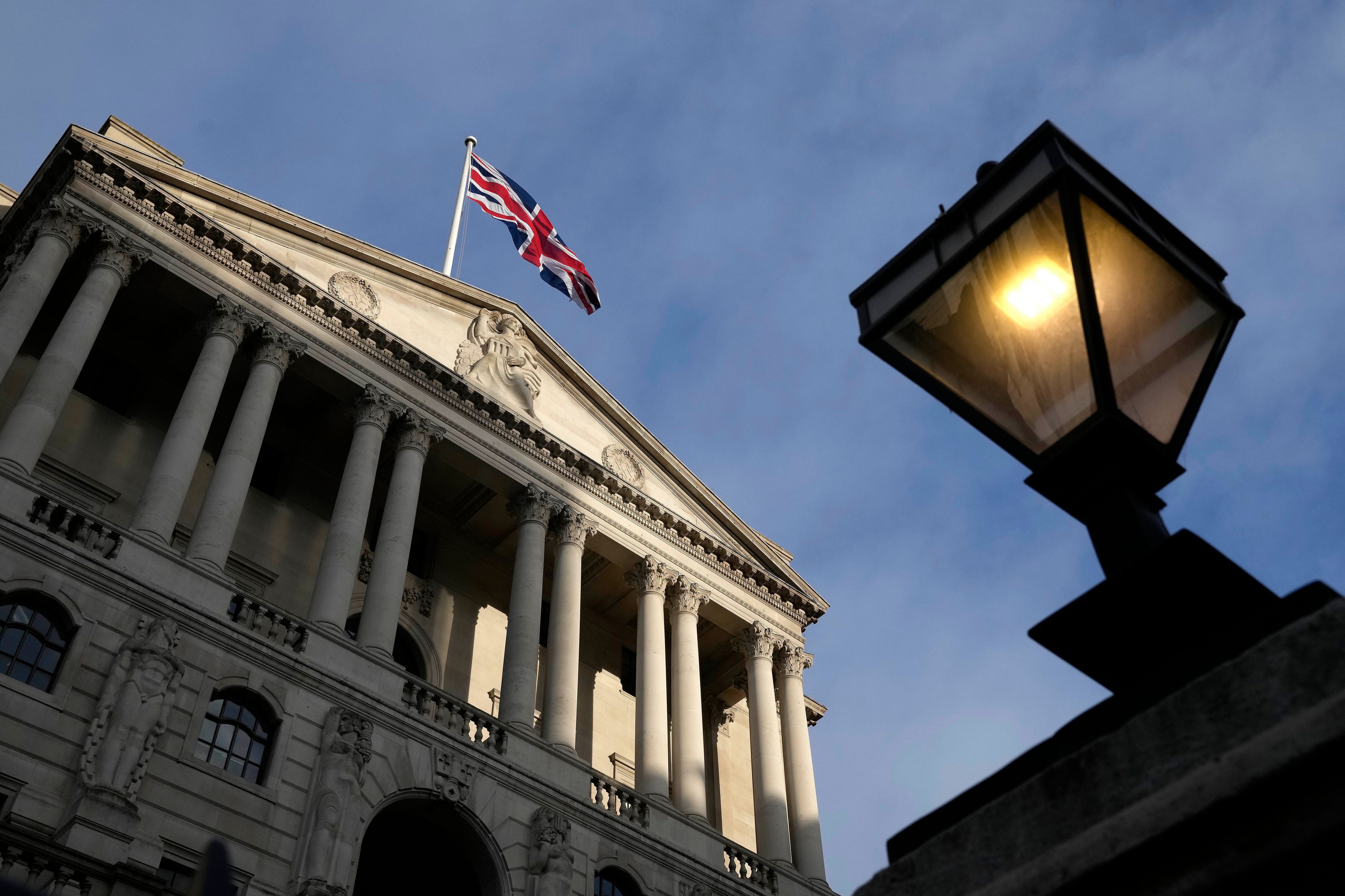 Die Union-Jack-Flagge weht auf dem Dach der Bank of England in London.