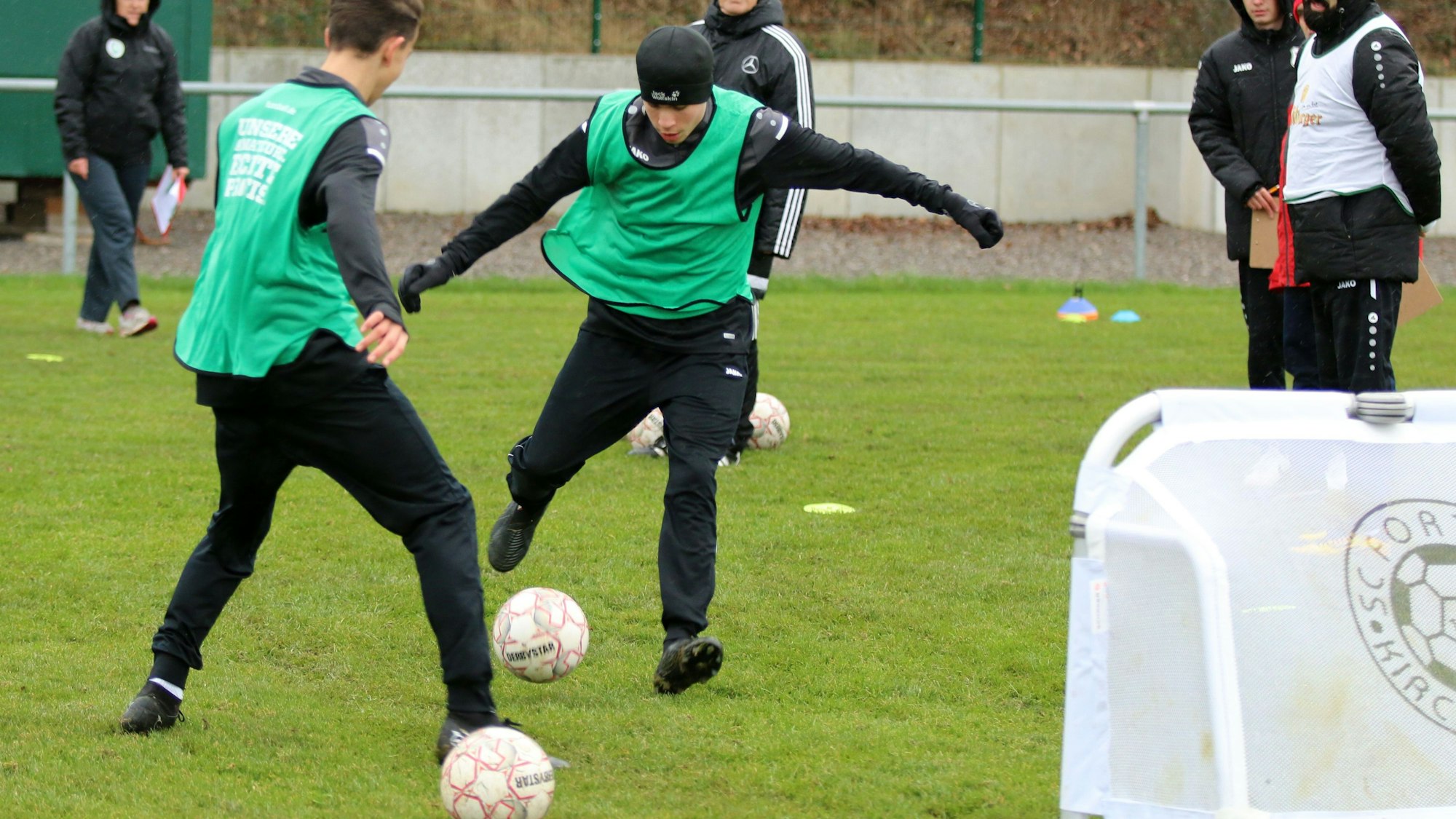 Die angehenden Kindertrainer schießen auf kleine Tore.