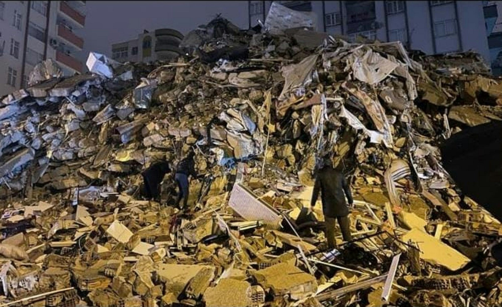 Die Aufnahme von Erdbebenbetroffenen, die Trümmer durchsuchen, hat Esengül Cetinkaya von ihren Verwandten in der Heimat, in Gaziantep, auch kurz Antep genannt, erhalten.