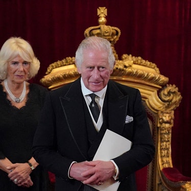 König Charles III. und Königsgemahlin Camilla nehmen am Treffen des Accession Council im St. James’s Palace teil. (Archivbild)