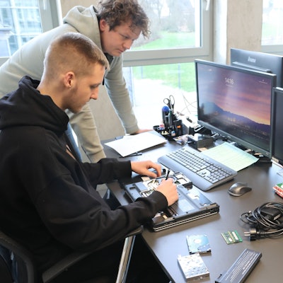 Azubi Tim Hoffmann und sein Ausbilder Marius Simon in der Waldbröler Stadtverwaltung.