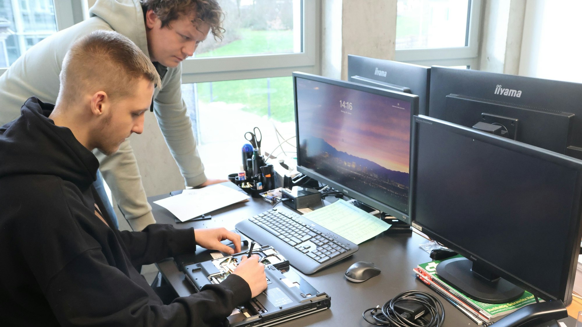 Azubi Tim Hoffmann und sein Ausbilder Marius Simon in der Waldbröler Stadtverwaltung.