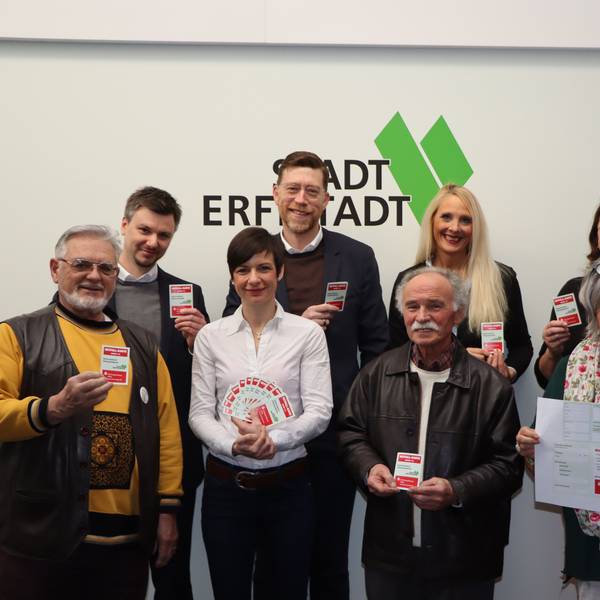Vertreter der Stadt, des Seniorenbeirat, des Inklusionsbeitrat und der Kreissparkasse lächeln gemeinsam in die Kamera