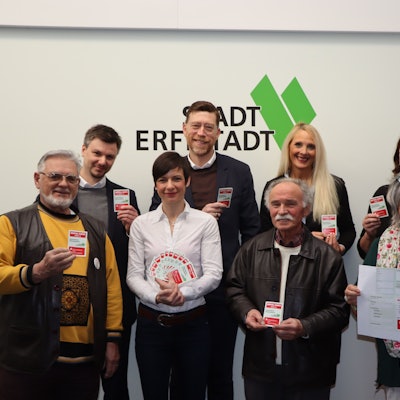 Vertreter der Stadt, des Seniorenbeirat, des Inklusionsbeitrat und der Kreissparkasse lächeln gemeinsam in die Kamera