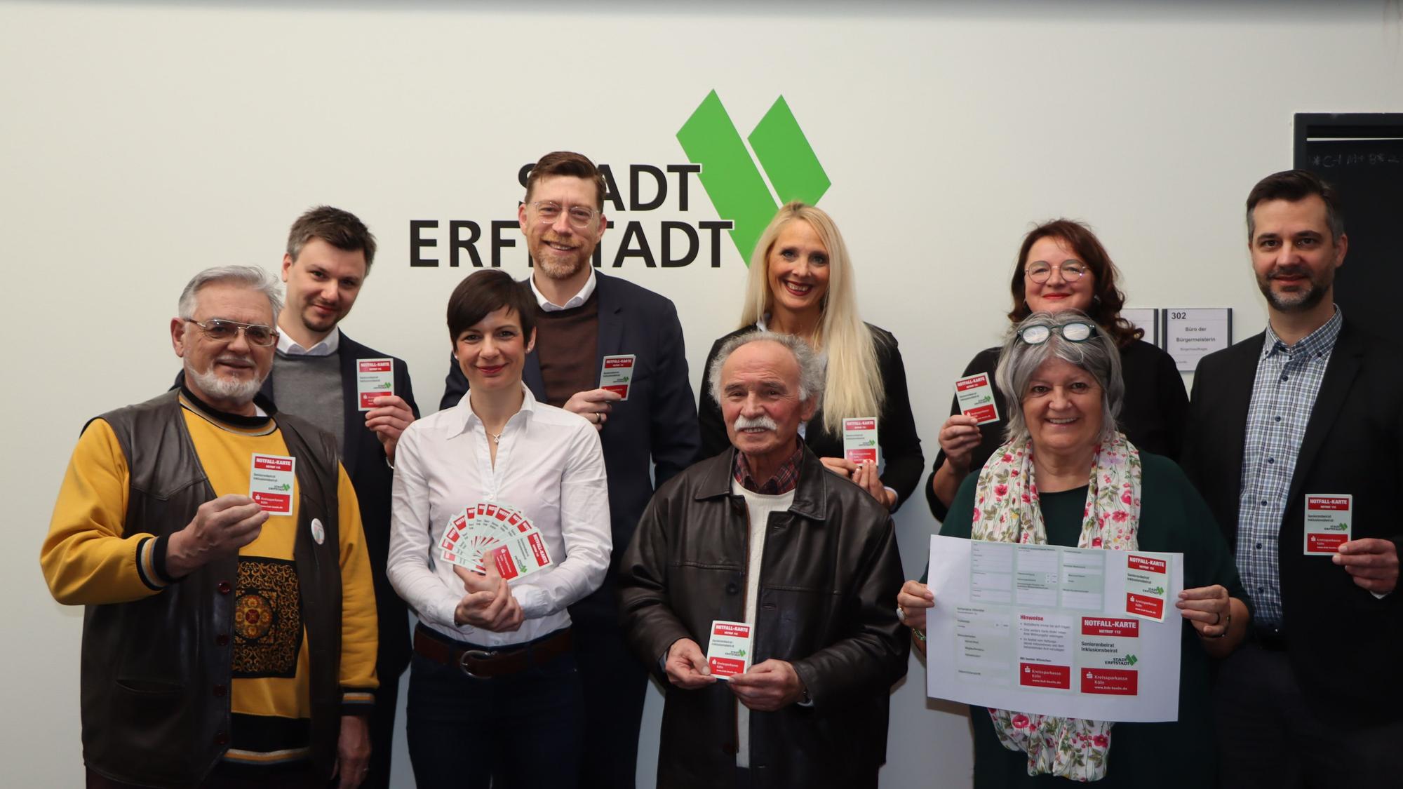 Vertreter der Stadt, des Seniorenbeirat, des Inklusionsbeitrat und der Kreissparkasse lächeln gemeinsam in die Kamera