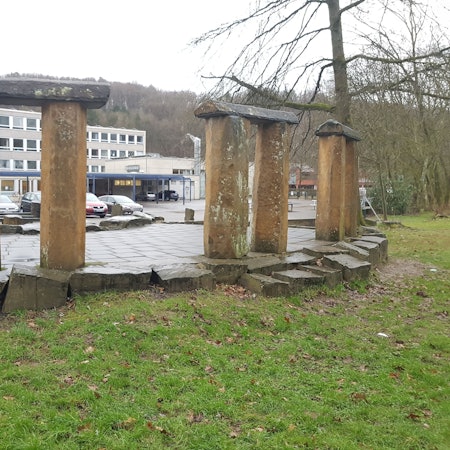 Der Steinkreis am Schulzentrum in Kürten wird ab 3. April abgeräumt.