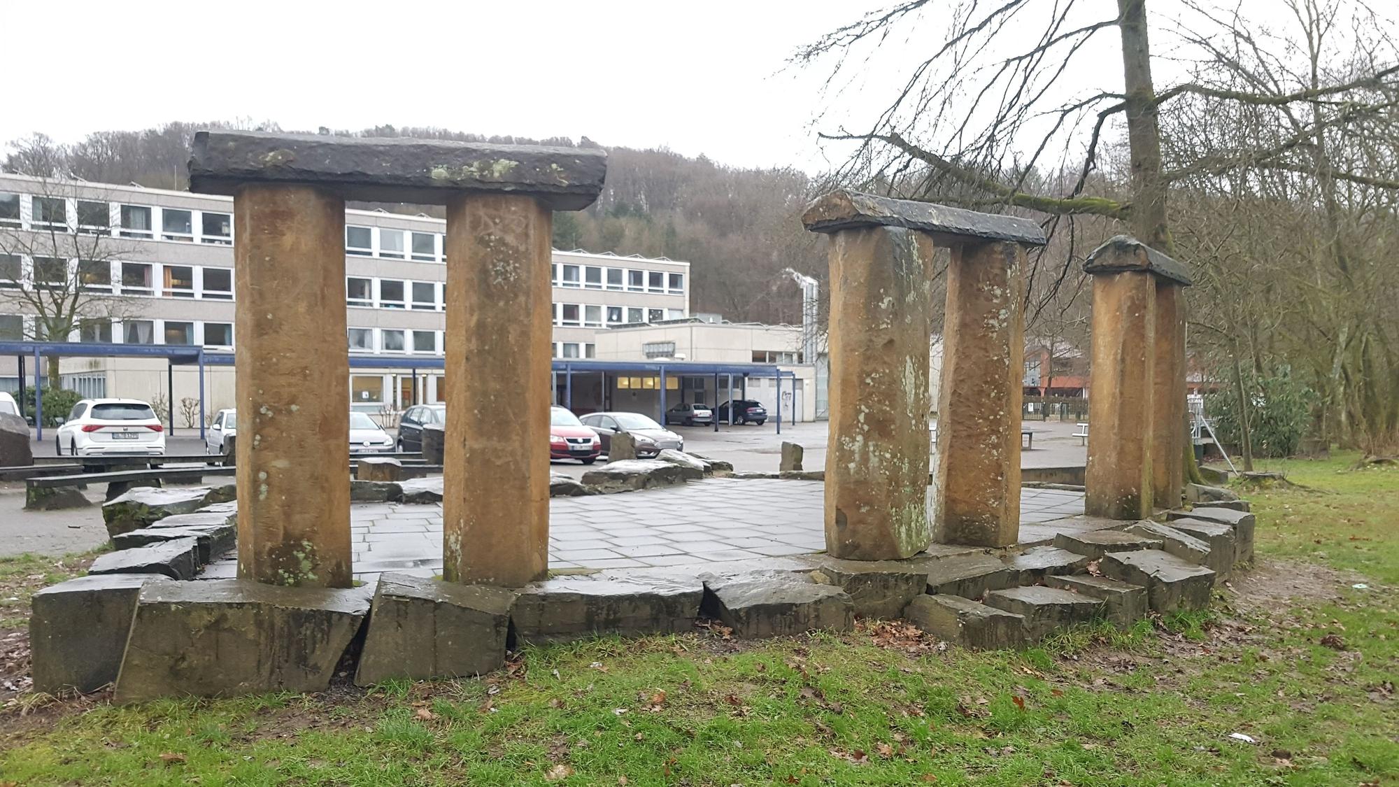 Drei Tore aus Steinen stehen vor dem Kürtener Schulzentrum