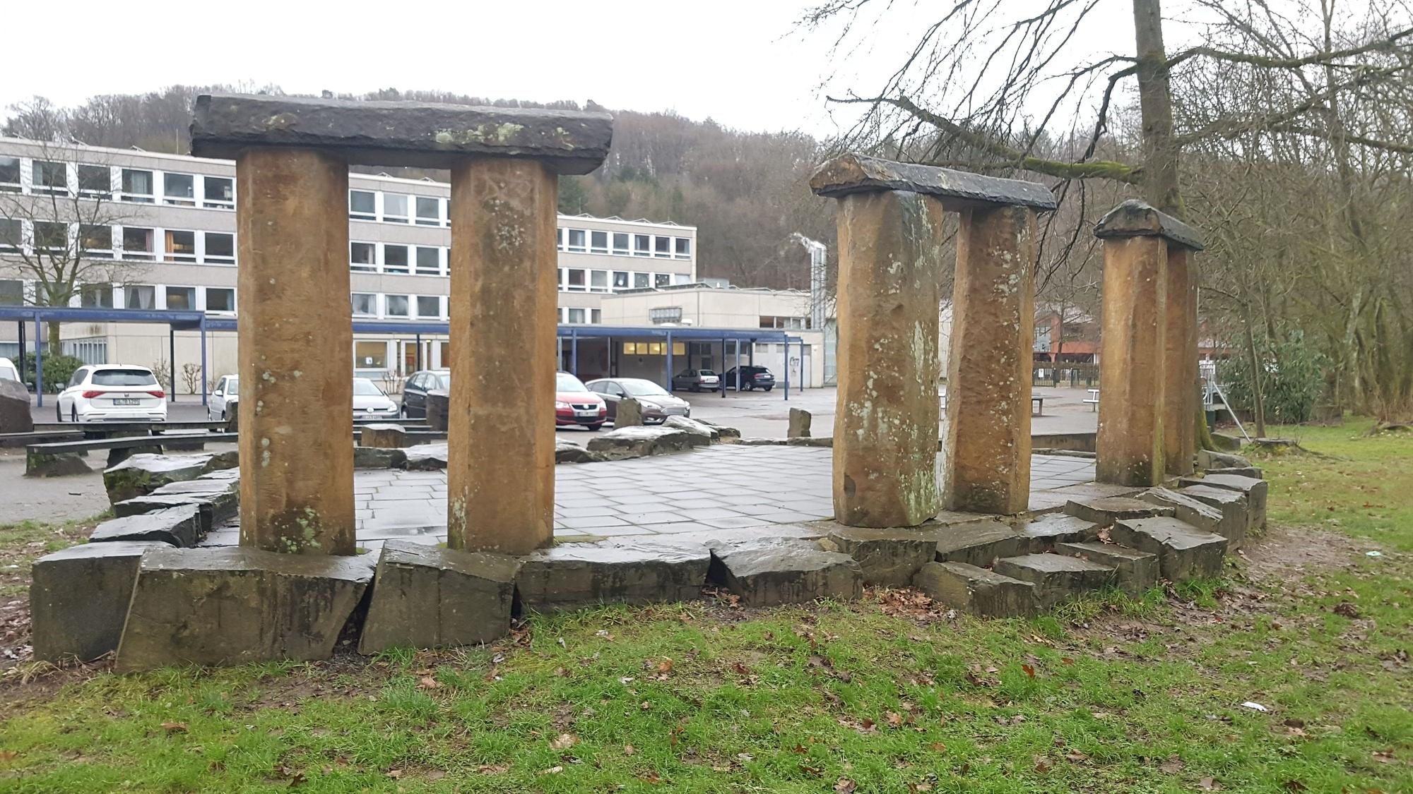 Der Steinkreis am Schulzentrum in Kürten wird ab 3. April abgeräumt.