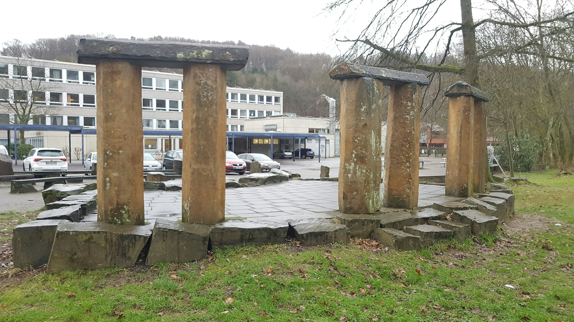 Der Steinkreis am Schulzentrum in Kürten wird ab 3. April abgeräumt.