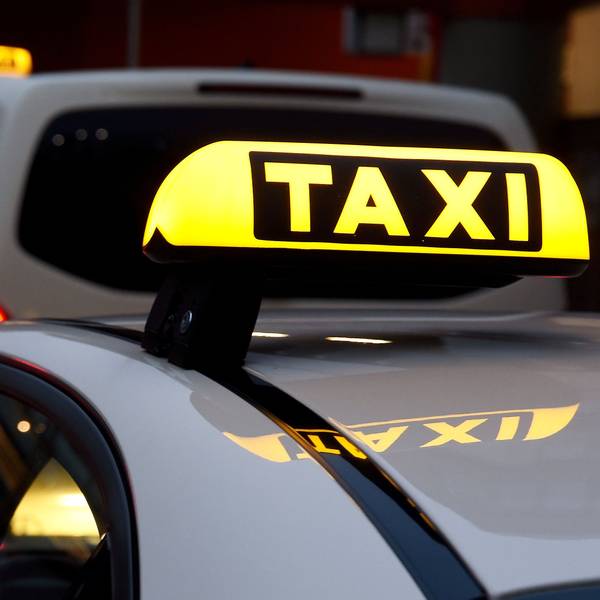 Ordnungsamt und Zoll kontrollieren Taxifahrer und ihre Taxis am Breslauer Platz in Köln.