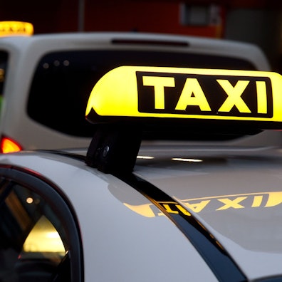 Ordnungsamt und Zoll kontrollieren Taxifahrer und ihre Taxis am Breslauer Platz in Köln.